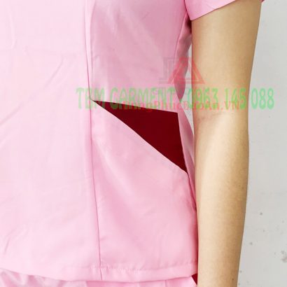 Mẫu quần áo điều dưỡng cổ tim màu hồng phối cho Phòng khám Nhi Đồng 315