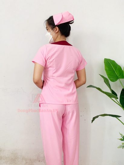 Mẫu quần áo điều dưỡng cổ tim màu hồng phối cho Phòng khám Nhi Đồng 315