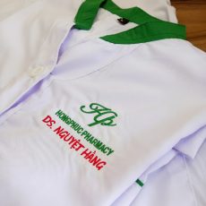 Mẫu áo blouse dược sĩ trắng lé xanh cho nhà thuốc Hồng Phúc Pharmacy