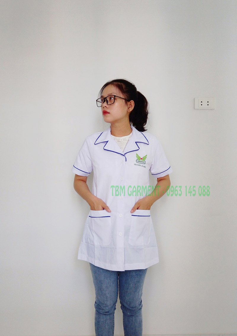 May áo blouse dược sĩ TPHCM | In thêu logo theo yêu cầu cho Dược phẩm Davico