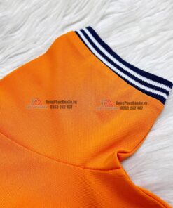 Cổ tay áo viền trắng đen